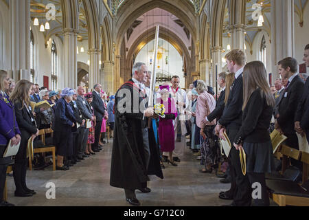 La Regina Elisabetta II consegna i soldi dei Maundy alla Cattedrale di Blackburn nel Lancashire durante il tradizionale servizio di Giovedi' reale Maundy. Foto Stock