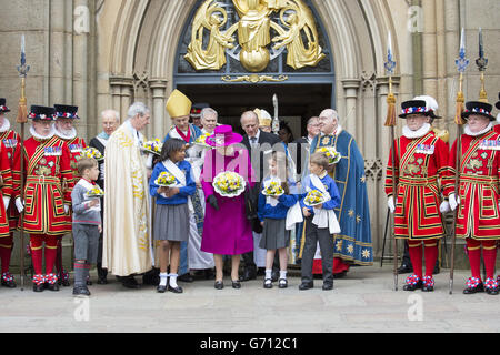 La regina Elisabetta II e il duca di Edimburgo fuori dalla cattedrale di Blackburn nel Lancashire dopo aver partecipato al tradizionale servizio di Royal Maundy Thursday. Foto Stock