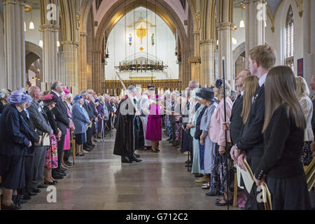 La Regina Elisabetta II consegna i soldi dei Maundy alla Cattedrale di Blackburn nel Lancashire durante il tradizionale servizio di Giovedi' reale Maundy. Foto Stock