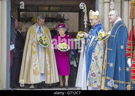 La regina Elisabetta II e il duca di Edimburgo fuori dalla cattedrale di Blackburn nel Lancashire dopo aver partecipato al tradizionale servizio di Royal Maundy Thursday. Foto Stock