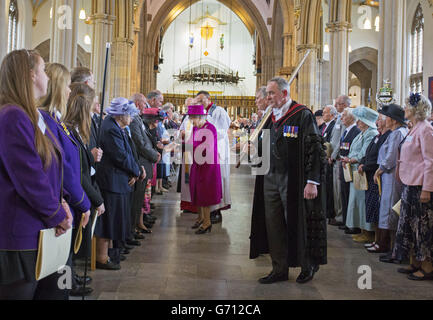 La Regina Elisabetta II consegna i soldi dei Maundy alla Cattedrale di Blackburn nel Lancashire durante il tradizionale servizio di Giovedi' reale Maundy. Foto Stock