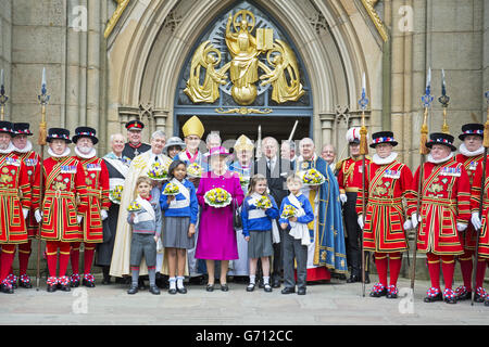 La regina Elisabetta II e il duca di Edimburgo fuori dalla cattedrale di Blackburn nel Lancashire dopo aver partecipato al tradizionale servizio di Royal Maundy Thursday. Foto Stock