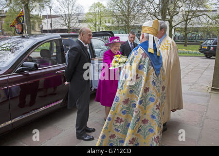 La regina Elisabetta II e il duca di Edimburgo sono accolti dal reverendo Christopher Armstrong (Decano di Blackburn) e dal reverendo di destra Julian Henderson (Vescovo di Blackburn) fuori dalla cattedrale di Blackburn nel Lancashire prima di partecipare al tradizionale servizio del Royal Maundy Thursday. Foto Stock