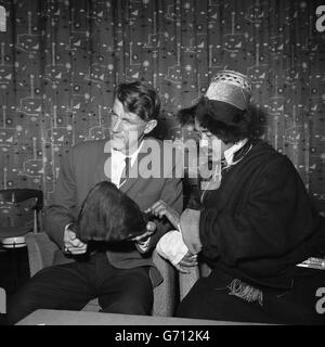 News - presunto Yeti Cuoio capelluto - Sir Edmund Hillary e Khumbo Chumbi - Aeroporto di Londra Foto Stock