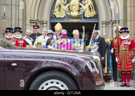 La regina Elisabetta II e il duca di Edimburgo fuori dalla cattedrale di Blackburn nel Lancashire dopo aver partecipato al tradizionale servizio di Royal Maundy Thursday. Foto Stock