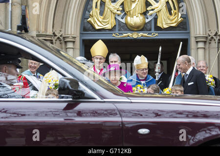 La regina Elisabetta II e il duca di Edimburgo fuori dalla cattedrale di Blackburn nel Lancashire dopo aver partecipato al tradizionale servizio di Royal Maundy Thursday. Foto Stock