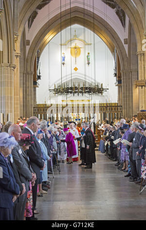 La Regina Elisabetta II consegna i soldi dei Maundy alla Cattedrale di Blackburn nel Lancashire durante il tradizionale servizio di Giovedi' reale Maundy. Foto Stock