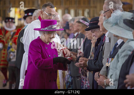 La Regina Elisabetta II consegna i soldi dei Maundy alla Cattedrale di Blackburn nel Lancashire durante il tradizionale servizio di Giovedi' reale Maundy. Foto Stock