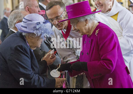 La regina Elisabetta II scambia alcune parole con la signora Bradshaw mentre consegna i soldi di Maundy alla cattedrale di Blackburn nel Lancashire durante il tradizionale servizio del giovedì di Royal Maundy. Foto Stock