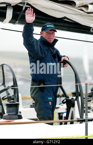 Il marinaio britannico Mike Golding salta dalla sua barca eCover prima dell'inizio della gara di yacht Transat a Plymouth. La corsa transatlantica solitaria di 2,800 miglia si svolge ogni quattro anni e termina per la prima volta quest'anno a Boston, anziché a New York. 13/06/04: Il marinaio britannico Mike Golding ha vinto una gara di yacht transatlantici a mano singola in tempi record. Golding ha attraversato il traguardo della Transat a Boston, America, alle 5.18am tempo britannico per conquistare la vittoria nella sua classe. Il pilota ha completato la gara di 2,800 miglia in 12 giorni, 15 ore e 18 minuti, battendo il precedente Foto Stock