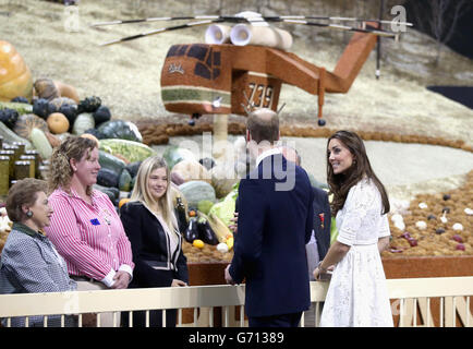 Il Duca e la Duchessa di Cambridge camminano oltre un 'elicottero di grano' mentre visualizzano gli stand agricoli al Royal Easter Show al Parco Olimpico di Sydney durante il dodicesimo giorno del tour ufficiale del Duca e della Duchessa di Cambridge in Nuova Zelanda e Australia. Foto Stock