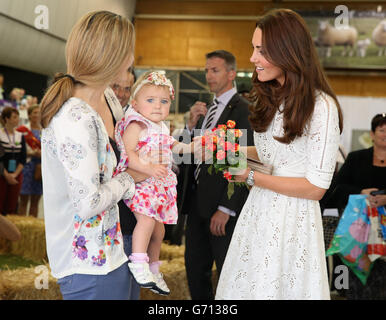 La Duchessa di Cambridge viene presentata con fiori da una giovane ragazza mentre visita il Royal Easter Show al Sydney Olympic Park durante il dodicesimo giorno del duca e Duchessa di Cambridge, il tour ufficiale in Nuova Zelanda e Australia. Foto Stock