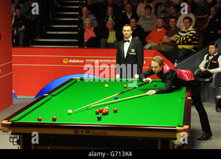 Michael Wasley al tavolo nella sua prima partita contro Ding Junhui durante i Campionati del mondo di Snooker di Dafabet al Crucible di Sheffield. Foto Stock