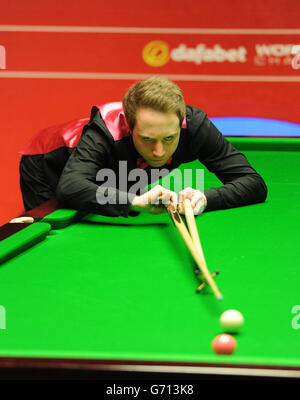 Michael Wasley al tavolo nella sua prima partita contro Ding Junhui durante i Campionati del mondo di Snooker di Dafabet al Crucible di Sheffield. Foto Stock