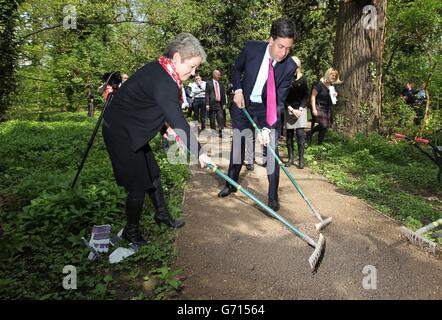 Rosie Winterton MP ed ed ed Miliband durante una visita al progetto Conservation Volunteers (TCV) Green Gym a Doncaster, in occasione della celebrazione di più di 1,8 milioni di euro assegnati a 49 progetti TCV in tutto il Regno Unito. Foto Stock