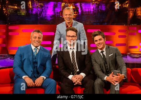 (Seduto, da sinistra a destra) Matt LeBlanc, Seth Rogen e Zac Efron con l'ospite Graham Norton (indietro) durante le riprese del Graham Norton Show, presso gli Studios di Londra, nel centro di Londra, per essere in onda su BBC uno il Venerdì sera. Foto Stock