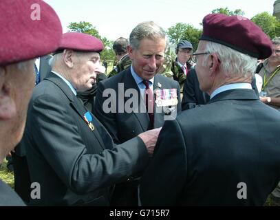 Sua altezza reale il principe Carlo incontra i veterani del reggimento paracadute Ranville in Normandia durante un fine settimana di servizi per commemorare il 60° anniversario del D-Day. Foto Stock