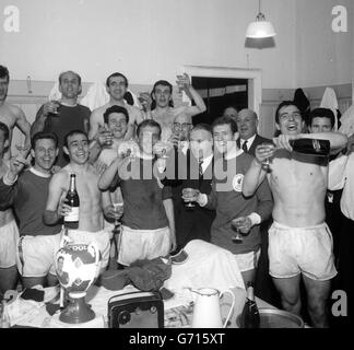 I giocatori di Liverpool e il manager Bill Shankly (centro con abito) festeggiano con champagne nello spogliatoio di Anfield, dopo la vittoria del 5-0 sull'Arsenal che ha dato loro il campionato di lega. Foto Stock