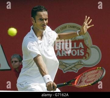 Arvind Parmar della Gran Bretagna in azione, durante il primo round dello Stella Artois Championships, Queen's Club, Londra. Foto Stock