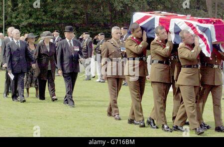 Il funerale di Sgt maggiore Evan Davies un soldato del 3 ° BN. Monmouthshire Regiment, è stato tenuto con pieni onori militari, quasi 60 anni dopo la sua morte durante il conflitto nella seconda guerra mondiale. I resti del maggiore di Sgt Evan Davies sono stati scoperti vicino al castello di Brocekhuizen nei Paesi Bassi. Fu finalmente messo a riposo al cimitero commemorativo della guerra di Venray in Olanda oggi stregato dai suoi due nieces e Nephew. Visto qui dopo la processione Nephew Getin Jones nieces Judith Williams e davanti Jenny Thomas. Foto Stock