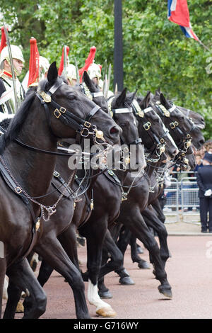 Il Blues e il Royals,Royal Horse Guards e 1 ° dragoni, Trooping il colore, novantesimo compleanno della regina Foto Stock