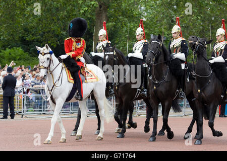 Il Blues e il Royals,Royal Horse Guards e 1 ° dragoni, Trooping il colore, novantesimo compleanno della regina Foto Stock