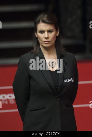 L'arbitro Michaela TABB durante i Campionati Mondiali di Snooker di Dafabet al Crucible di Sheffield. PREMERE ASSOCIAZIONE foto. Data foto: Martedì 29 aprile 2014. Guarda la storia di PA SNOOKER World. Il credito fotografico dovrebbe essere: Filo Tim Goode/PA Foto Stock