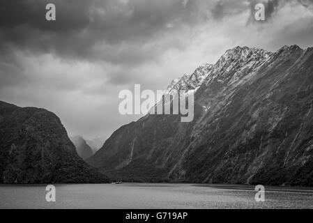 Parco Nazionale di Fiordland Scenic in condizioni di tempo piovoso con drammatica sky - Parco occupa l'angolo sud-ovest dell'Isola del Sud Foto Stock