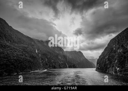 Parco Nazionale di Fiordland Scenic in condizioni di tempo piovoso con drammatica sky - Parco occupa l'angolo sud-ovest dell'Isola del Sud Foto Stock