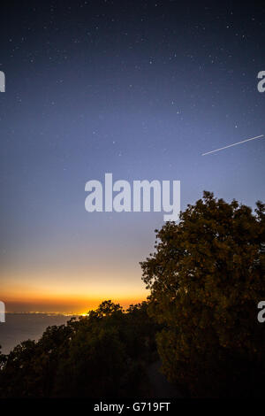 Stelle nel cielo in una notte sul golfo di Trieste Foto Stock