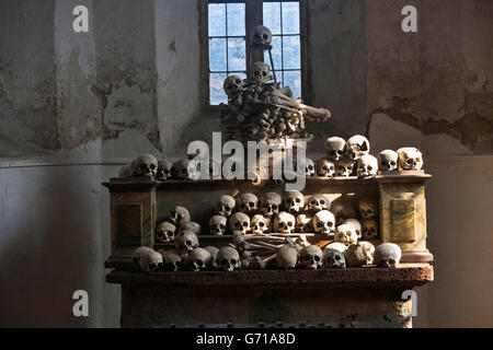 Teschi sull altare, ossario gotico casa di osso, chiesa fortificata, St Michael, Wachau, Austria Inferiore, Austria / ossario Foto Stock