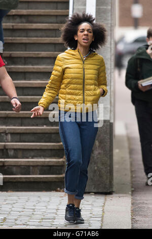 Pearl Mackie, il dottore assistant, macchiato durante le riprese per il medico che a Cardiff, nel Galles del Sud. Foto Stock