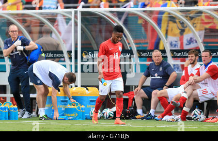 Calcio - Coppa del mondo 2014 - Miami Training Camp - Inghilterra / Ecuador - Sun Life Stadium. Il Raheem Sterling dell'Inghilterra esce dal campo abbattuto dopo che gli è mostrata la scheda rossa Foto Stock