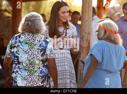 La Duchessa di Cambridge parla con le donne aborigene durante una visita ad un centro culturale locale ad Uluru, durante il sedicesimo giorno del loro tour ufficiale in Nuova Zelanda e Australia. Foto Stock