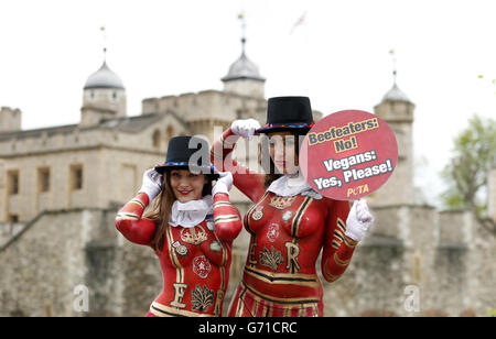 Due modelli, entrambi membri del PETA, con i loro corpi dipinti per assomigliare a Yeoman Warders, promuovono i pasti senza carne in congiunzione con la corsa fino a St George's Day fuori della Torre di Londra. Foto Stock