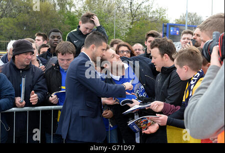 Calcio - Barclays Premier League - Everton / Manchester United - Goodison Park. Kevin Mirallas di Everton firma autografi per i fan durante la sfilata dei giocatori Foto Stock