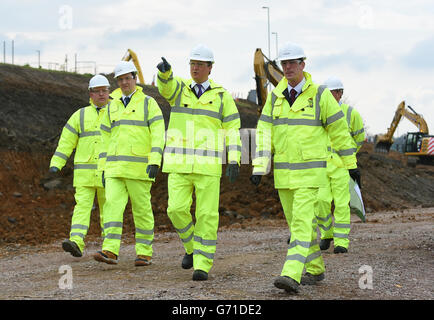 Il cancelliere George Osborne (2° a sinistra) e il primo ministro David Cameron hanno presentato lo schema di miglioramento della M1 Junction 19 del project manager Ivan Marriott dell'agenzia Highways (a sinistra) e il direttore della costruzione Skanska Mark Sutton (a destra). Foto Stock