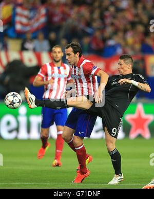 Fernando Torres di Chelsea (a destra) e Diego Godin di Atletico Madrid (a sinistra) combattono per la palla Foto Stock
