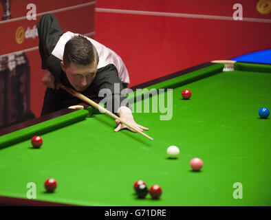 Kiren Wilson in azione contro Ricky Walden durante i Campionati Mondiali di Snooker di Dafabet al Crucible, Sheffield. Foto Stock