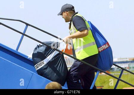 Le borse della squadra di calcio inglese vengono messe a bordo dell'aereo all'aeroporto di Luton mentre la squadra vola in Portogallo per 2004 euro. Foto Stock