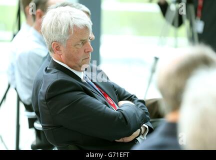 Il deputato per South Cambridgeshire Andrew Lansley guarda sopra come Cancelliere dello scacchiere George Osborne dà un discorso durante una visita al laboratorio MRC di biologia molecolare al campus biomedico di Cambridge come ha annunciato oggi che il governo finanzierà una nuova nave di ricerca polare di £200 milioni come parte dei suoi sforzi per trasformare le competenze scientifiche in successo economico. Foto Stock