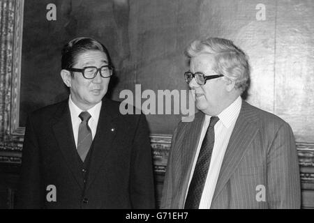 Politica - Il Tour Europeo - Shintaro Abe e Sir Geoffrey Howe - Foreign Office, Londra Foto Stock