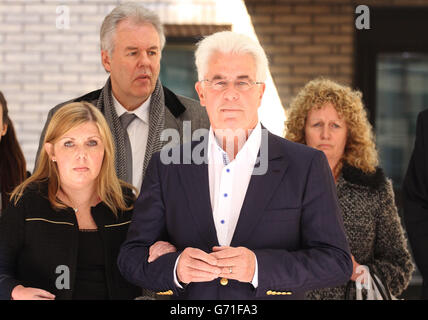 Il guru di PR Max Clifford lascia Southwark Crown Court, Londra, con sua figlia Louise (a sinistra) dopo essere stato trovato colpevole di una serie di attacchi indecenti su ragazze adolescenti per un periodo di quasi 20 anni. Foto Stock