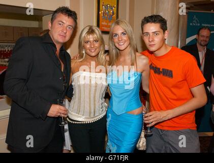 Shane Richie e Christopher Parker e i loro partner all'esibizione benefica del "Rod Stewart musical - Tonight's The Night" di ben Elton in aiuto del Royal National Institute of the Blind (RNIB) al Victoria Palace Theatre nel centro di Londra. Rod's girlfriend Penny Lancaster fa uno speciale fuori aspetto come una delle ragazze 'Hot Legs'. Foto Stock