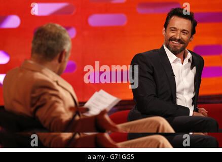 Hugh Jackman (a destra) e Graham Norton (a sinistra) durante le riprese del Graham Norton Show presso i London Studios, a sud di Londra, per essere trasmesso sulla BBC One venerdì sera. Foto Stock