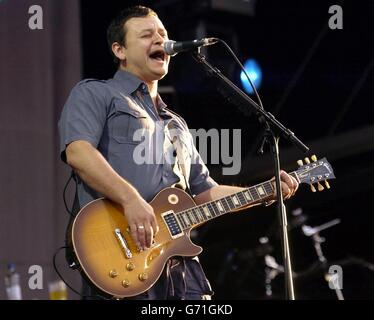 I Manic Street Preachers si esibiscono sul palco durante il festival Isle of Wight al Seaclose Park di Newport, Isle of Wight. Foto Stock