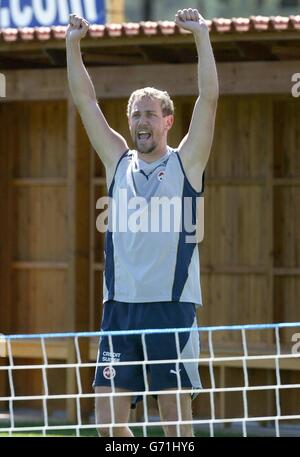 Stephane Henchoz il Liverpool e la Svizzera al campo di allenamento di Praia del Rey, vicino a Obidos Portogallo, dove la squadra svizzera si è allenata per la partita contro l'Inghilterra. Foto Stock