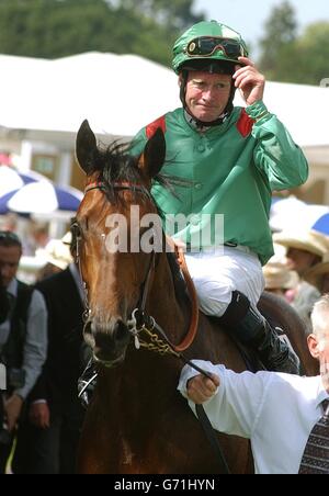 Michael Kinaneon su Azamour celebra la vittoria dei St James's Palace Stakes al Royal Ascot nel Berkshire. Foto Stock