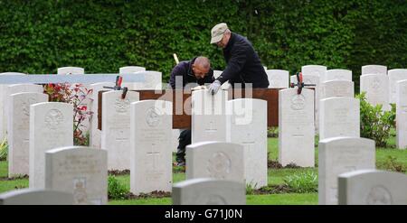 Giardiniere Caretaker First Class Myles Hunt (a destra) al cimitero di guerra di Bayeux in Normandia, con il suo assistente Jean-Claude Menoux, allineare l'ultimo di poco più di 4,000 pietre che sono state sostituite a Bayeux, Mentre la Commissione delle tombe di guerra del Commonwealth (CWGC) sta lavorando per sostituire migliaia di pietre di testa cadute e danneggiate nei suoi cimiteri in tutta la Francia e oltre, in quanto segna sia il settantesimo anniversario degli sbarchi in Normandia, sia il centenario della prima guerra mondiale. Foto Stock