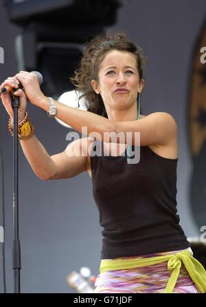 Leah Wood, figlia del chitarrista Ronnie Wood di Rolling Stone, suona sul palco dal vivo nella sua band The Leah Wood Group durante il festival Isle of Wight al Seaclose Park di Newport, Isola di Wight. Foto Stock